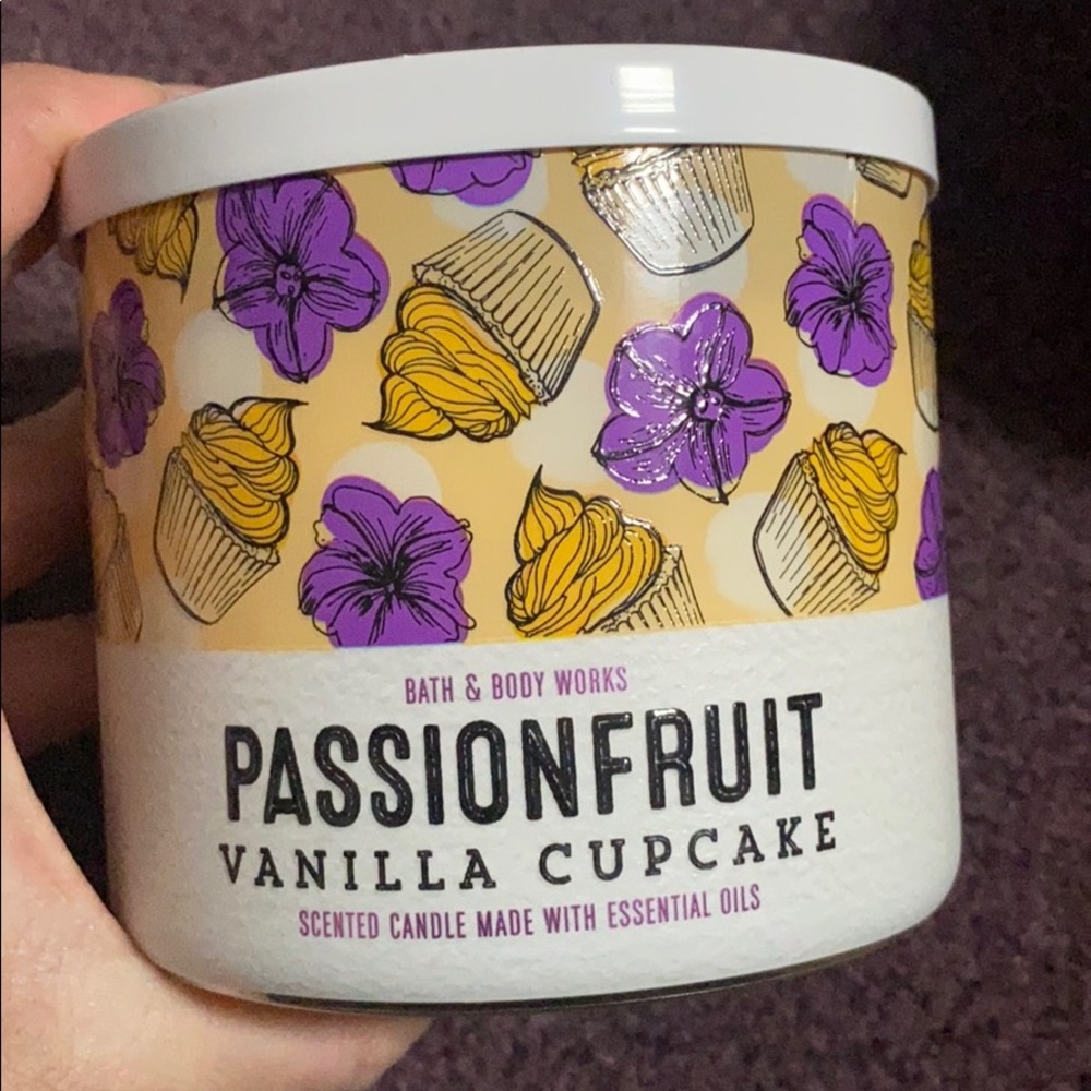 Brand new b&bw passionfruit vanilla cupcake candle